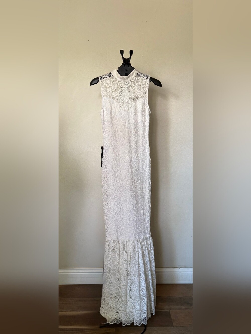 bebe White Lace Sleeveless Mermaid Gown